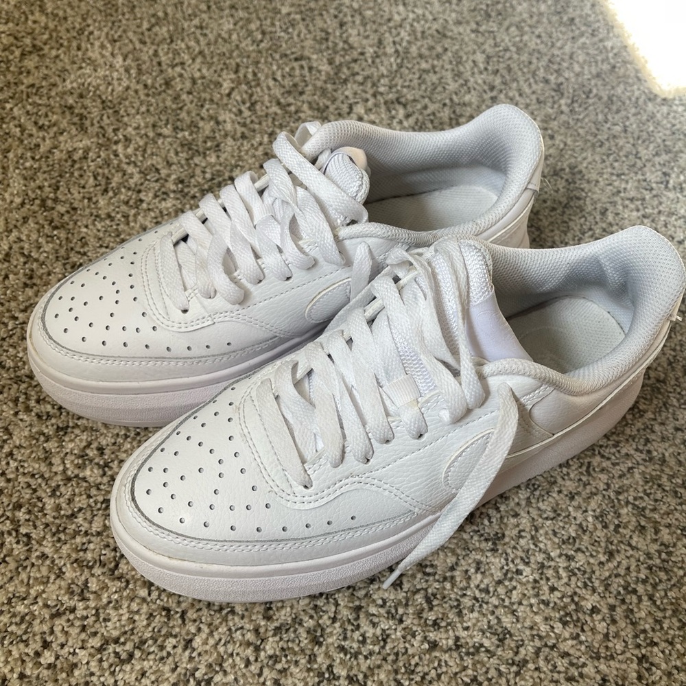 Nike womens court vision Alta sneaker in size 8